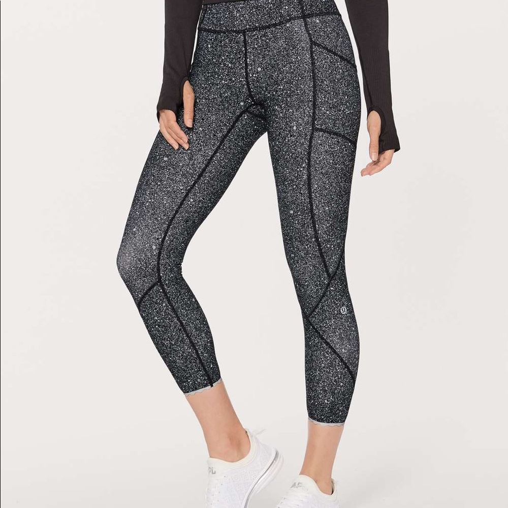 Lululemon Tight stuff tight ii, size 4, Luminescence splatter white black